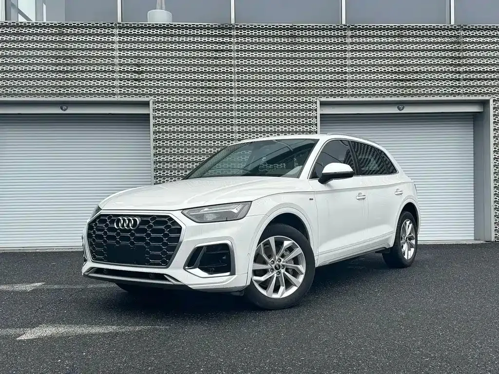 Audi Q5L — фото 1
