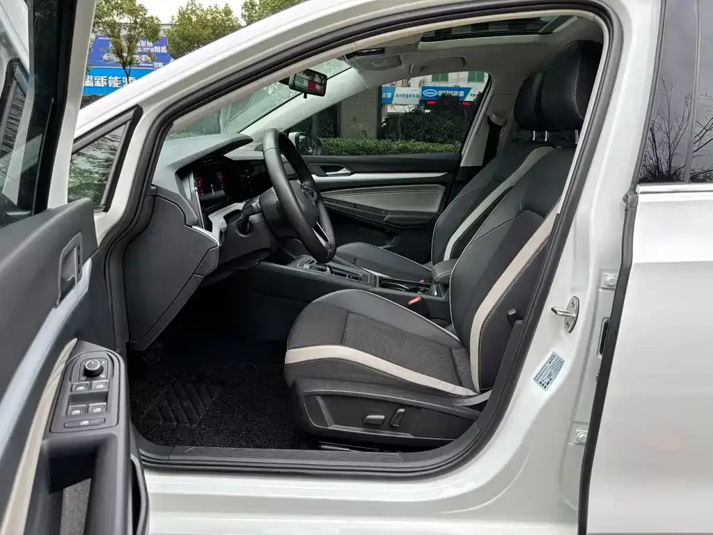 Volkswagen Golf 2021 из CN, фото 2