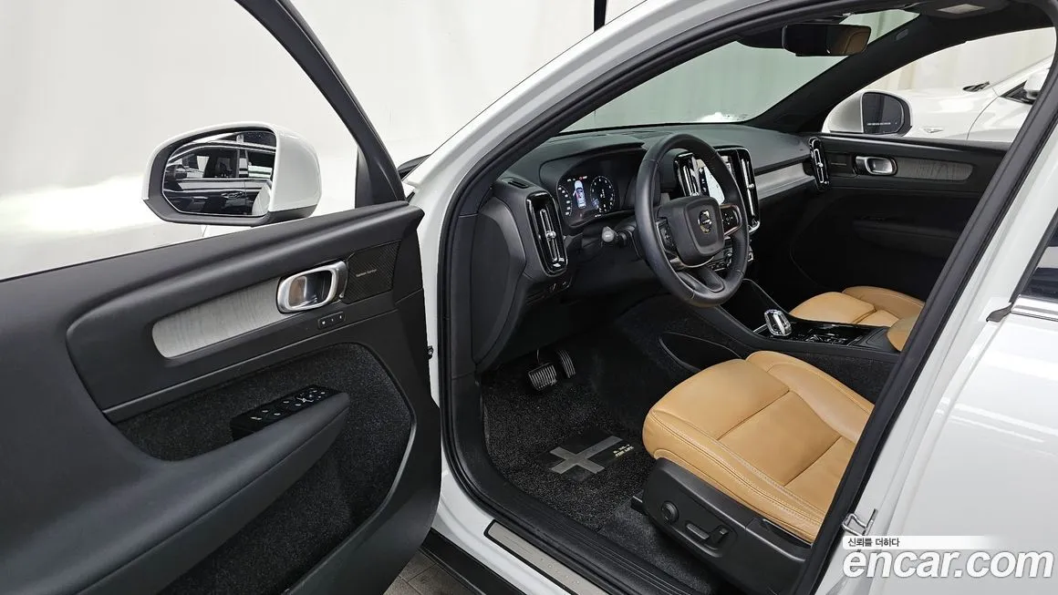 Volvo XC40 — фото 10