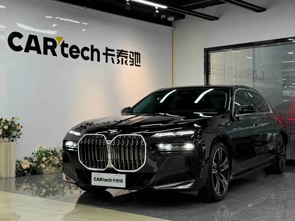 BMW 7 Series — фото 1