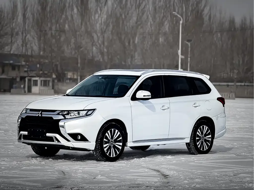 Mitsubishi Outlander — фото 1