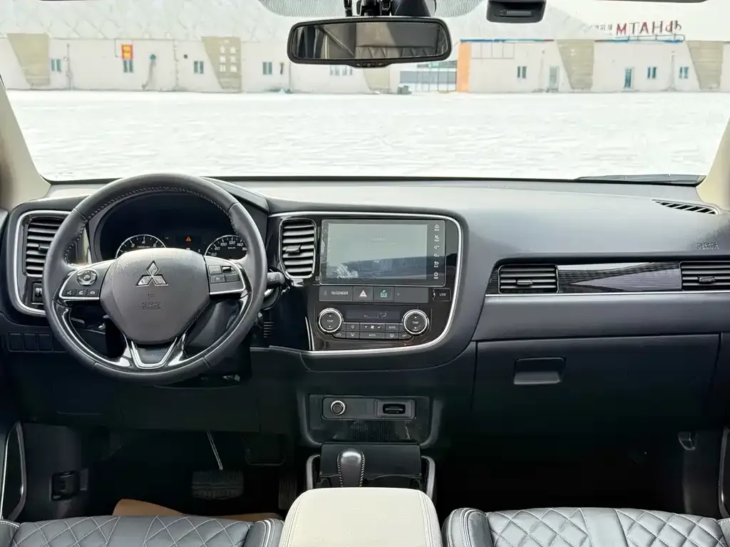 Mitsubishi Outlander — фото 2