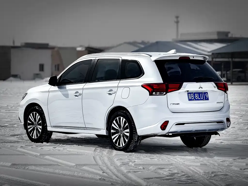 Mitsubishi Outlander — фото 5
