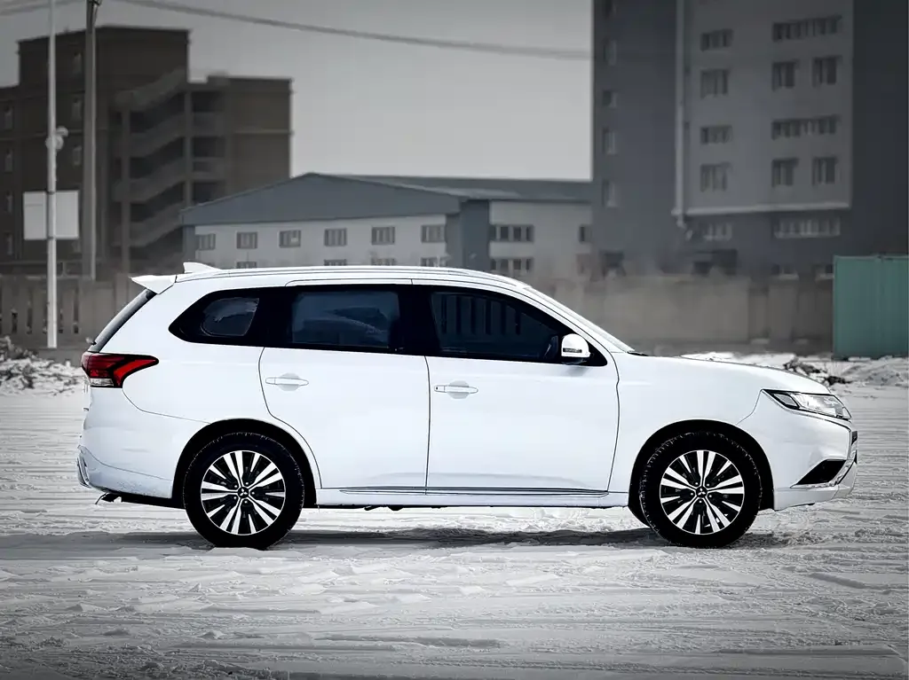 Mitsubishi Outlander — фото 7
