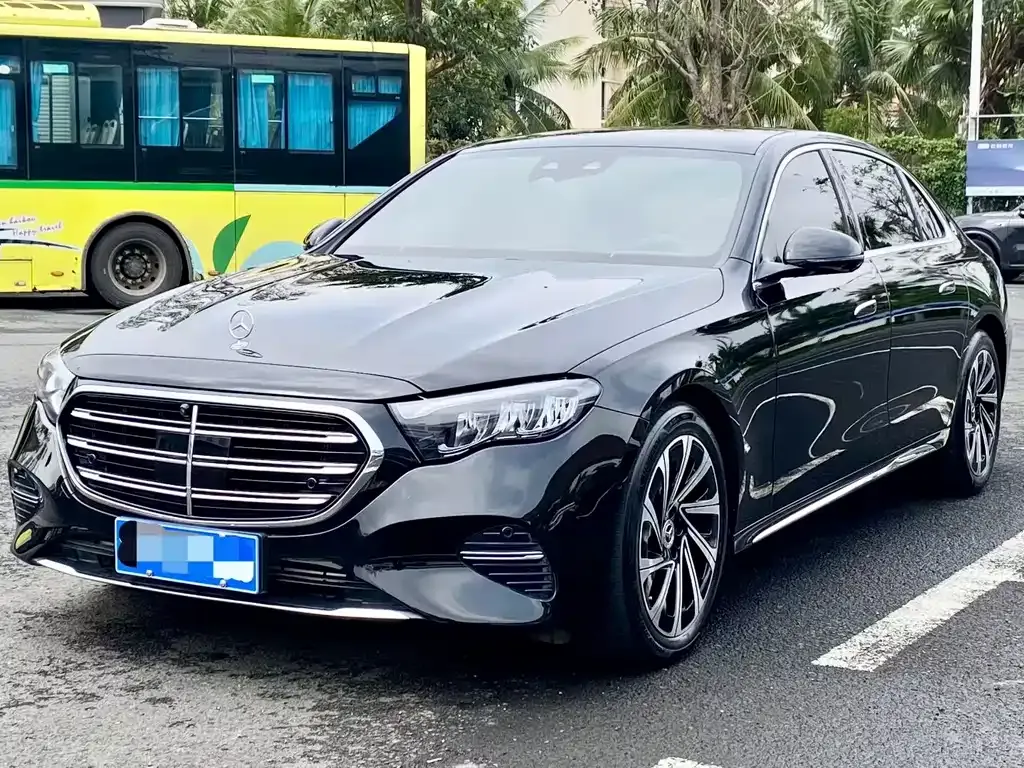 Mercedes-Benz E-Class — фото 1