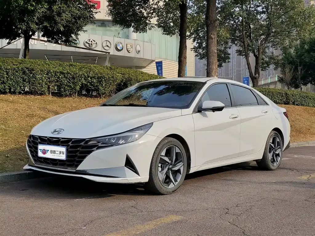 Hyundai Elantra — фото 1