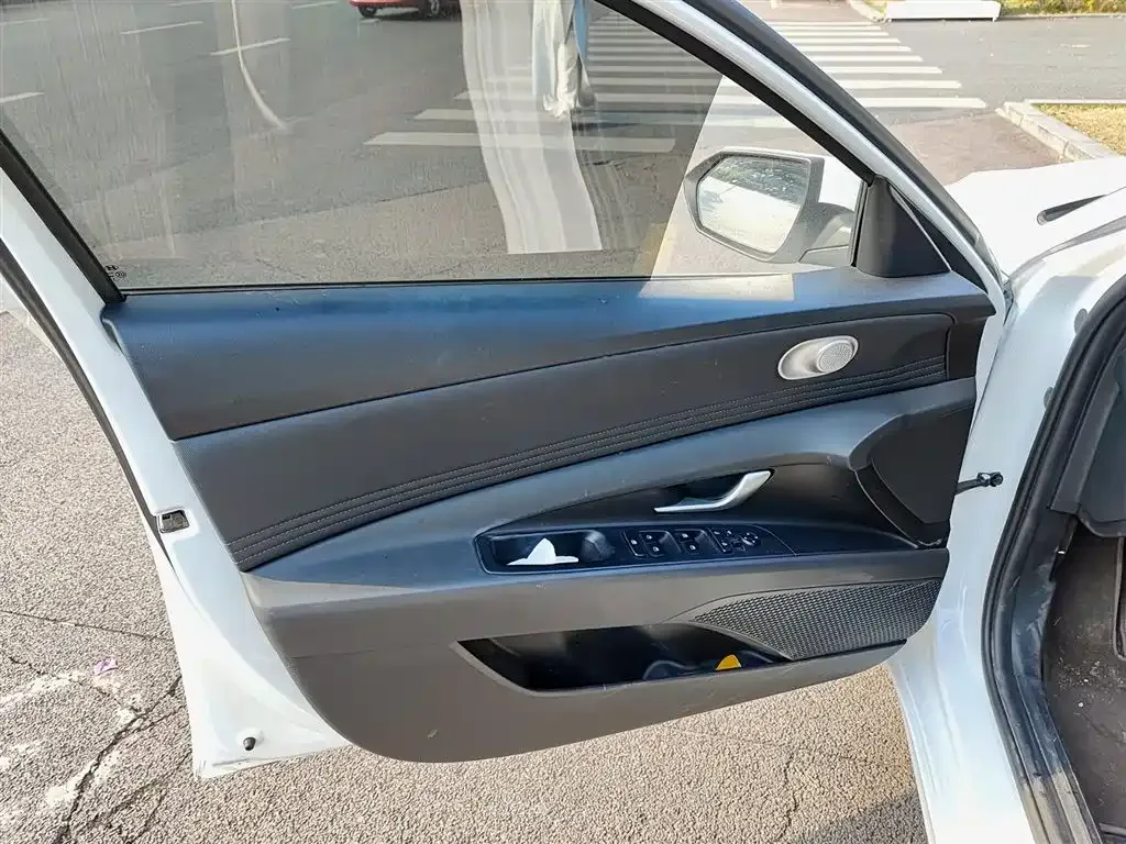 Hyundai Elantra — фото 3