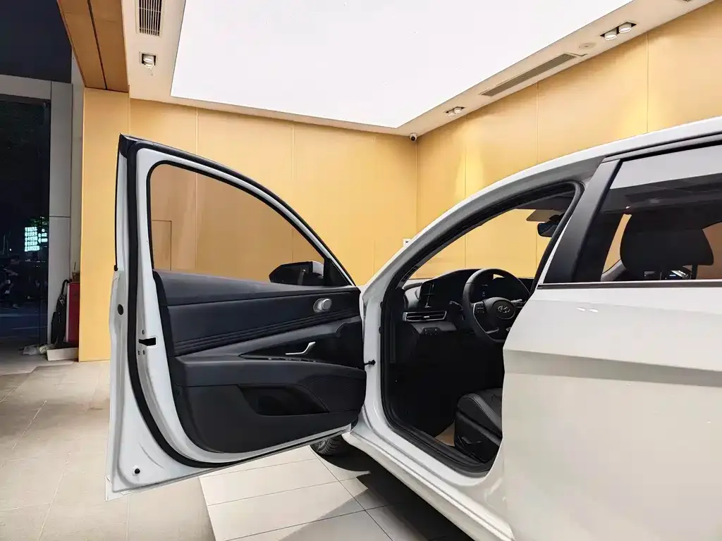Hyundai Elantra 2023 из CN, фото 5