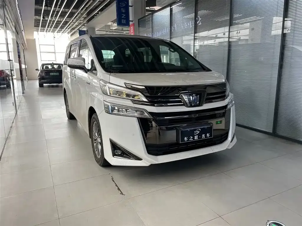 Toyota Vellfire — фото 1