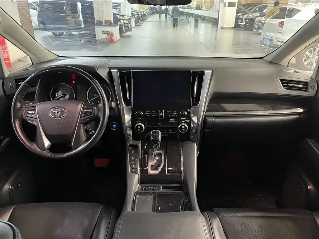 Toyota Vellfire — фото 8