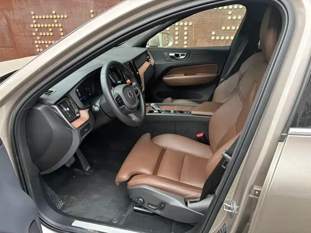 Volvo XC60 — фото 10