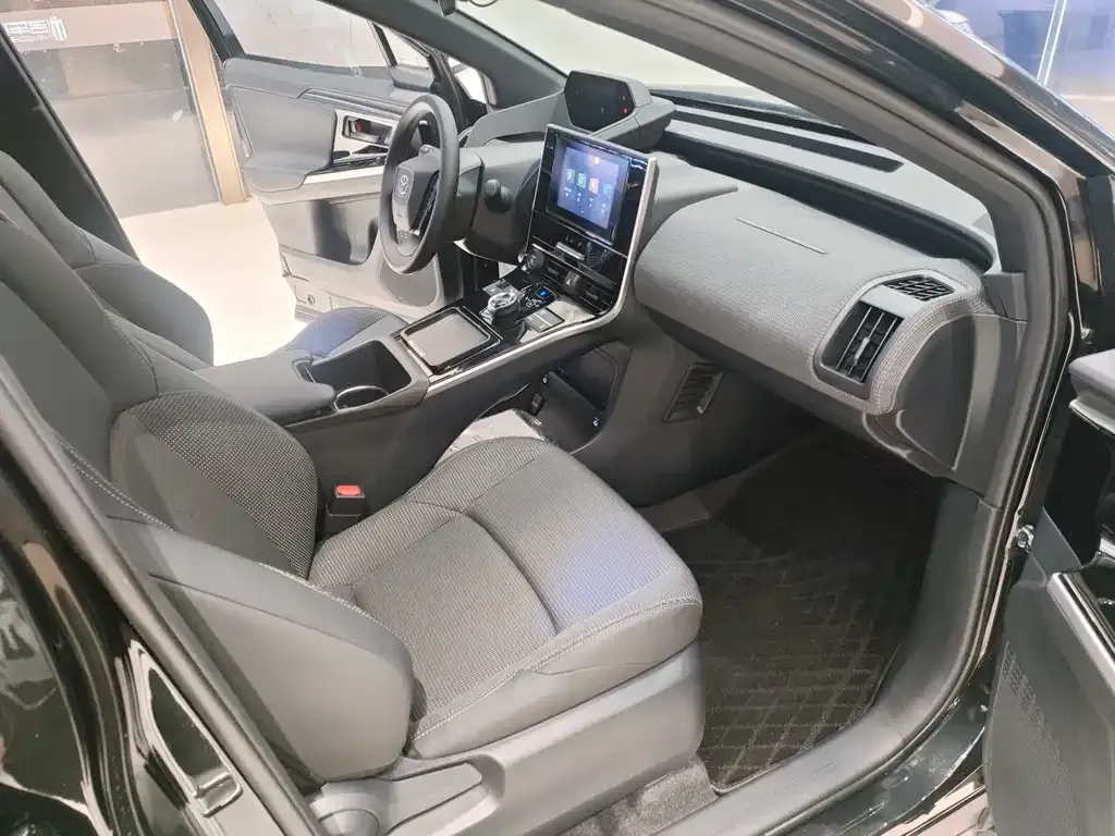 Toyota bZ4X 2023 из CN, фото 2