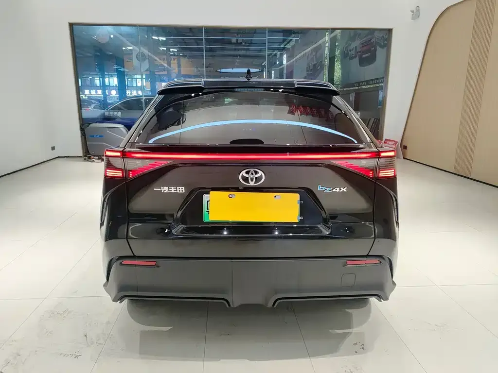 Toyota bZ4X 2023 из CN, фото 3