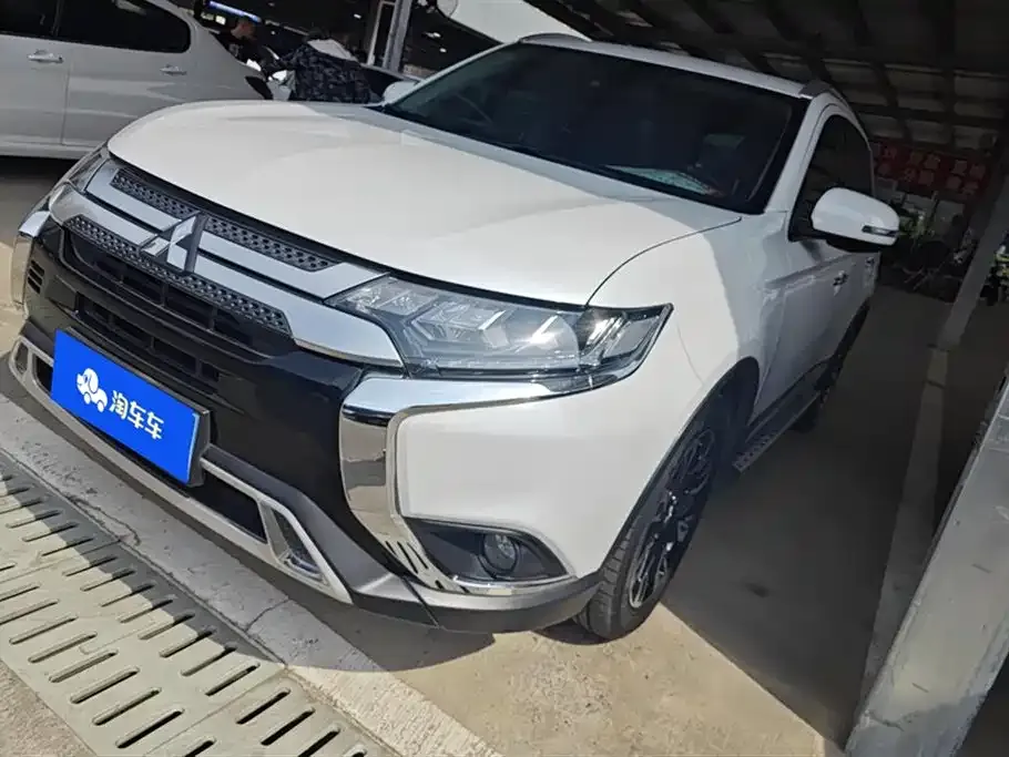 Mitsubishi Outlander — фото 1