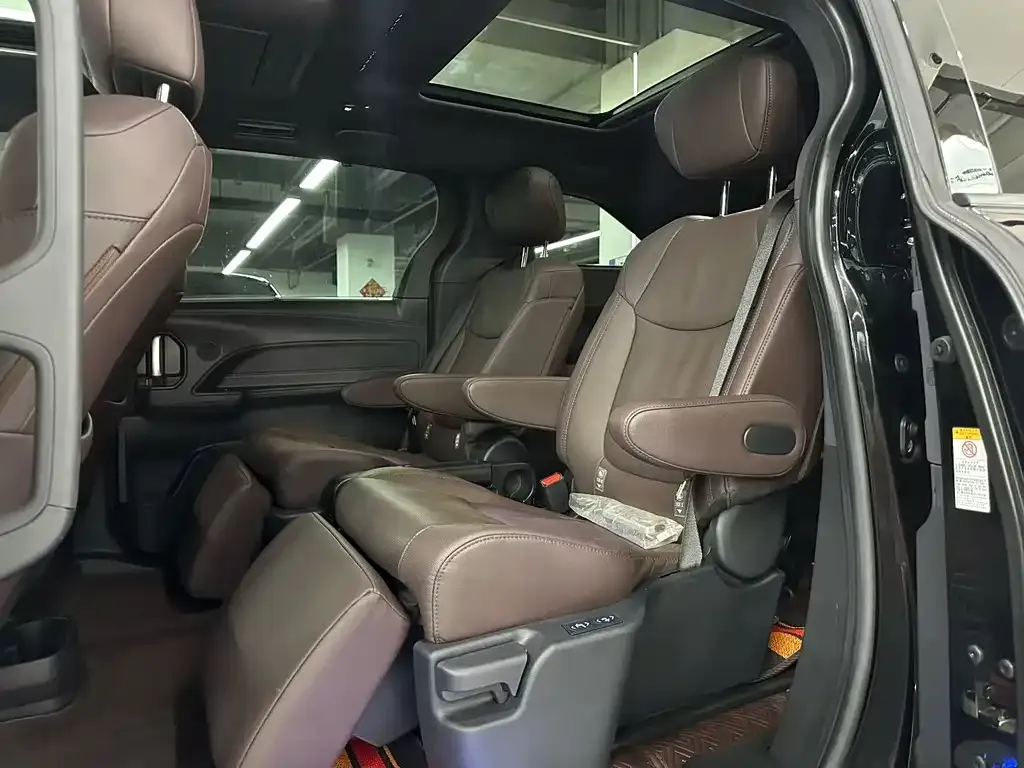 Toyota Sienna — фото 10