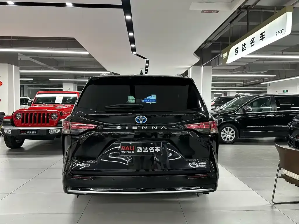 Toyota Sienna — фото 2