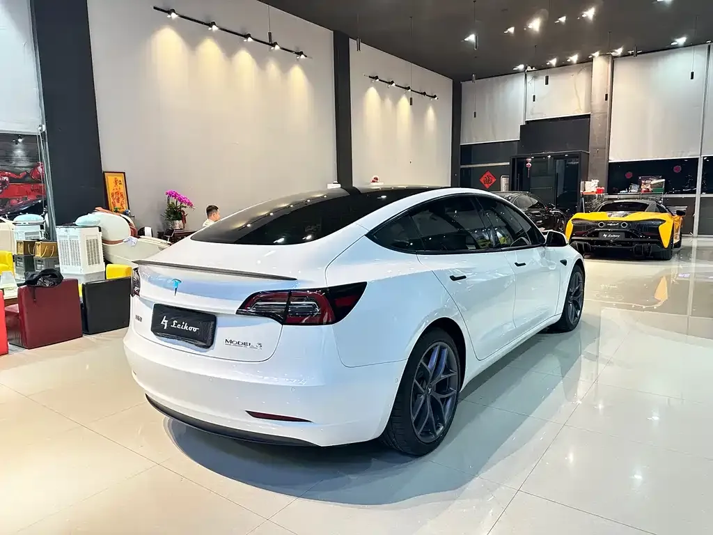 Tesla Model 3 — фото 4