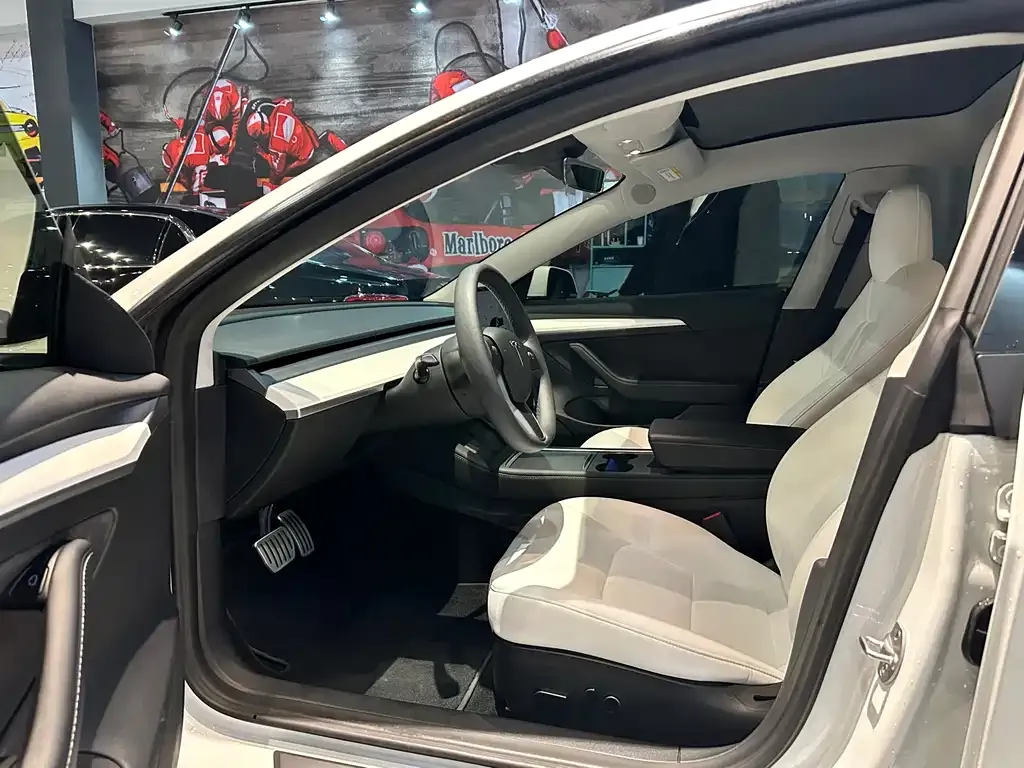 Tesla Model 3 — фото 9