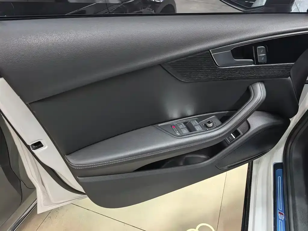 Audi A4L 2024 из CN, фото 4