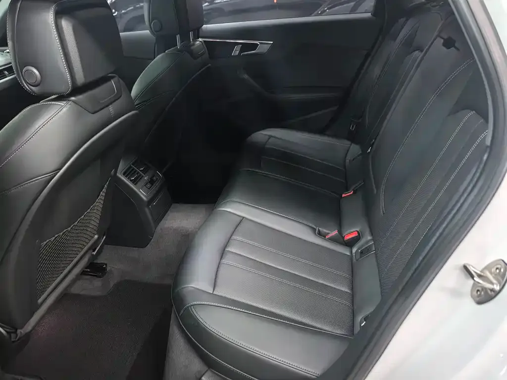 Audi A4L 2024 из CN, фото 6