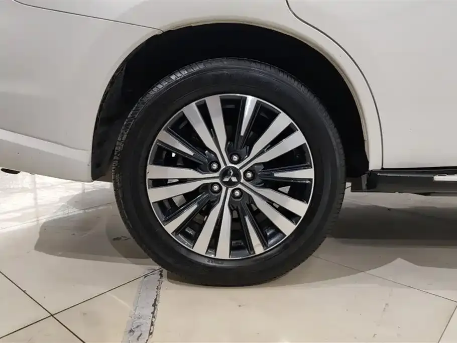 Mitsubishi Outlander — фото 9