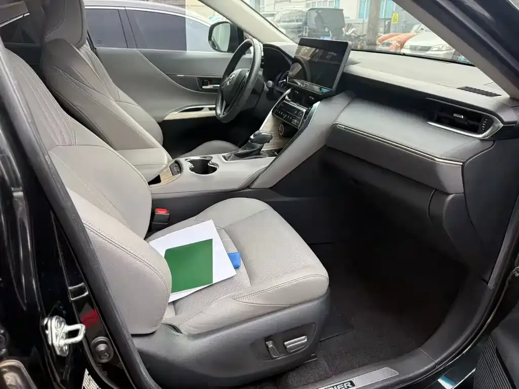Toyota Harrier 2021 из CN, фото 3