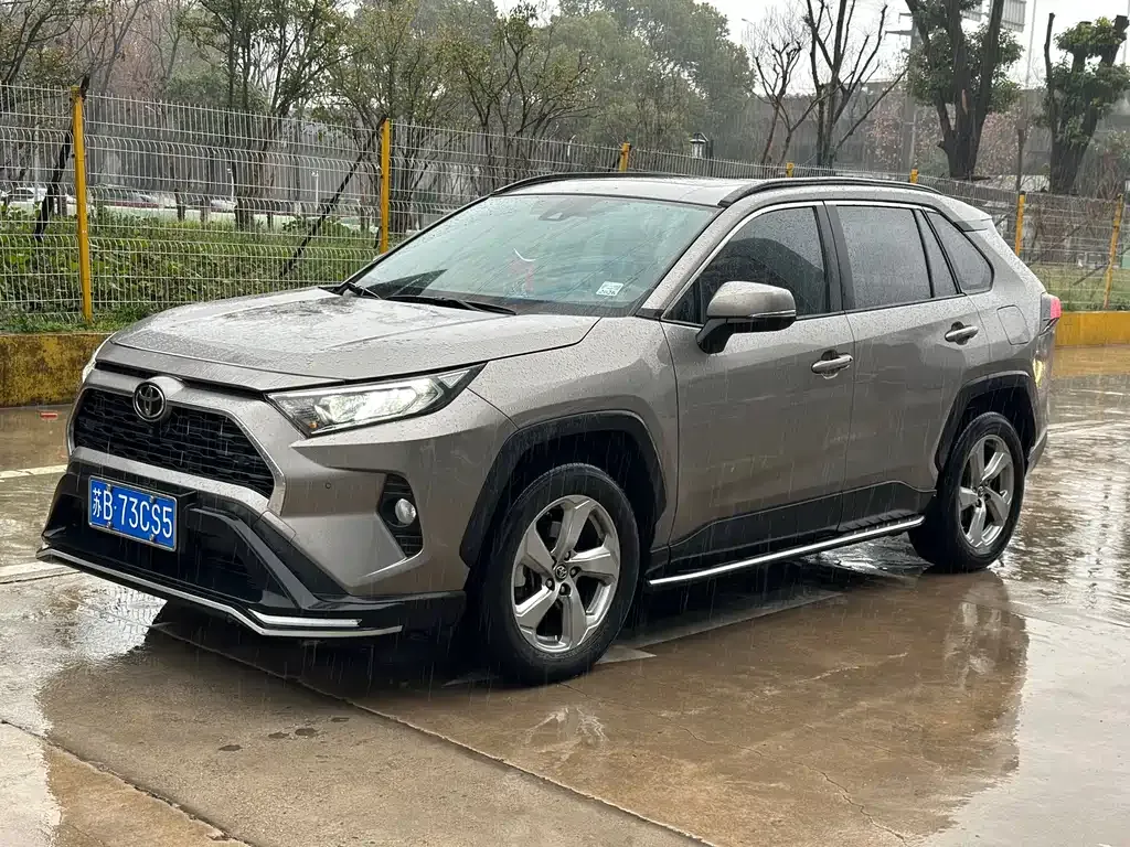 Toyota RAV4 — фото 1