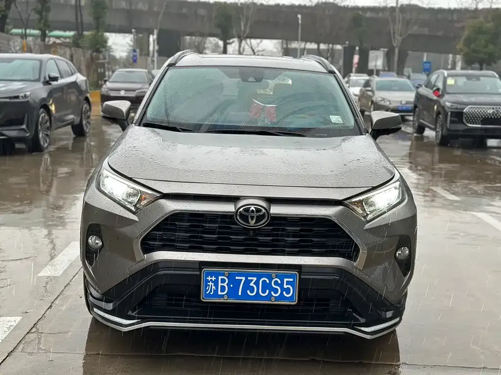 Toyota RAV4 — фото 4