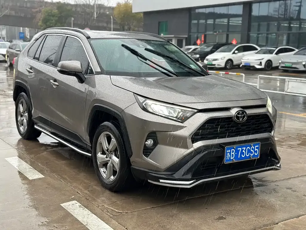 Toyota RAV4 — фото 8