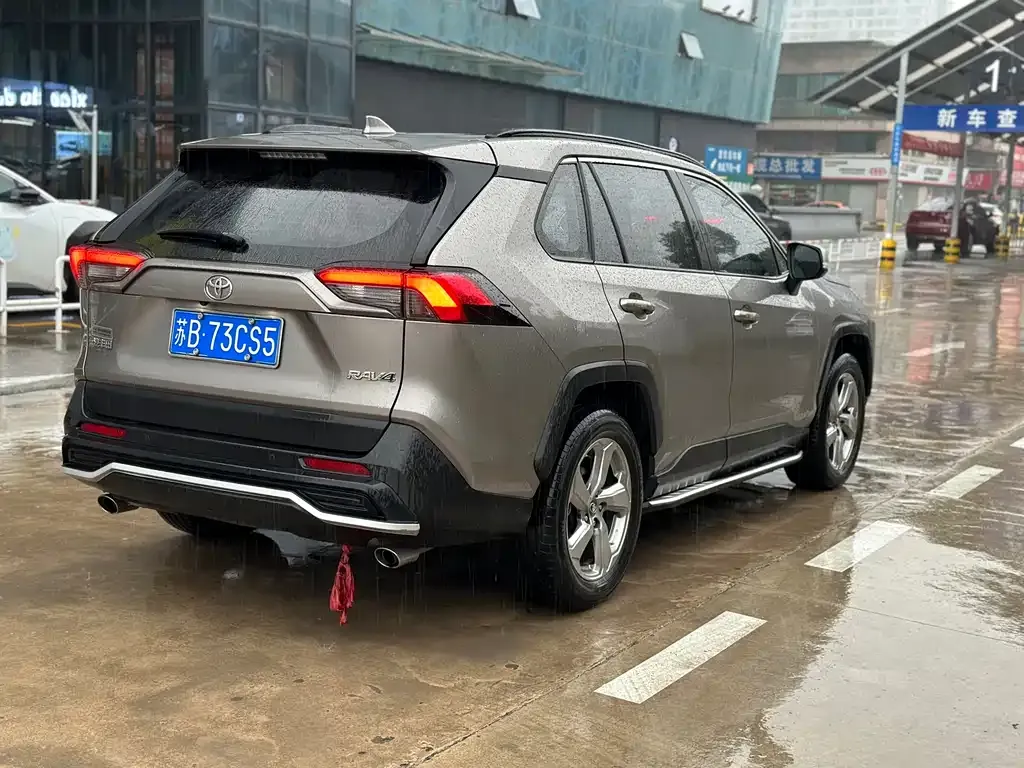 Toyota RAV4 — фото 7