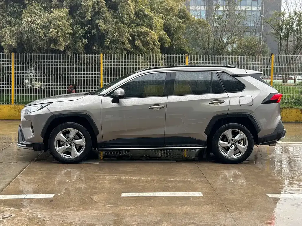 Toyota RAV4 — фото 10
