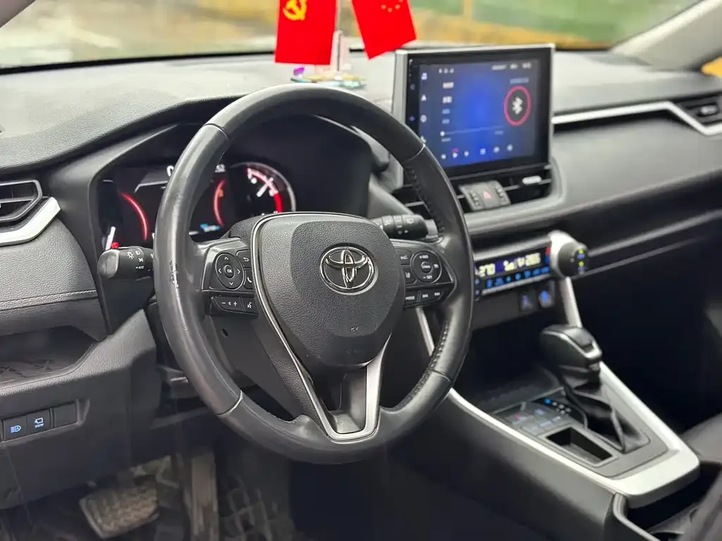 Toyota RAV4 — фото 5
