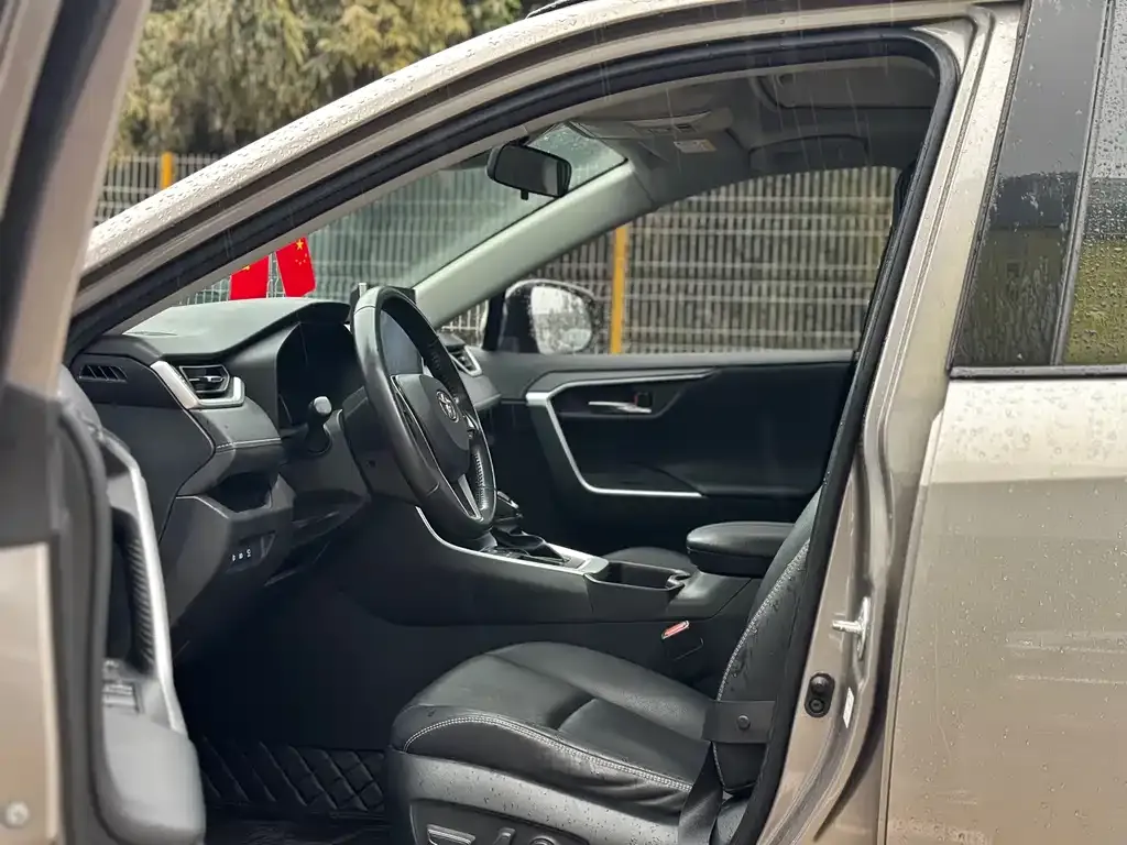 Toyota RAV4 — фото 9