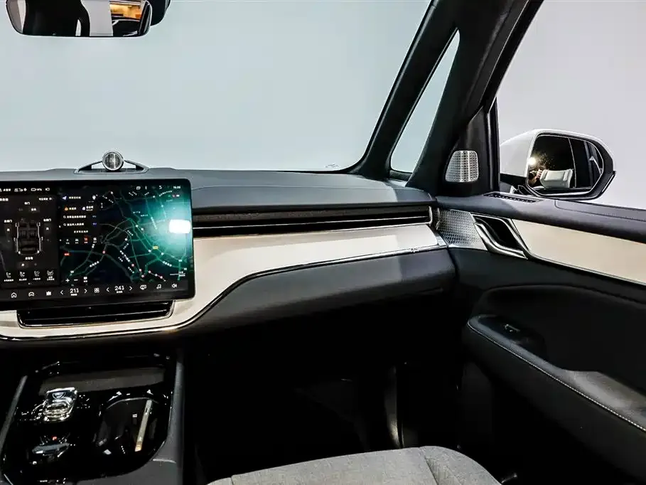 Volvo EM90 2024 из CN, фото 4