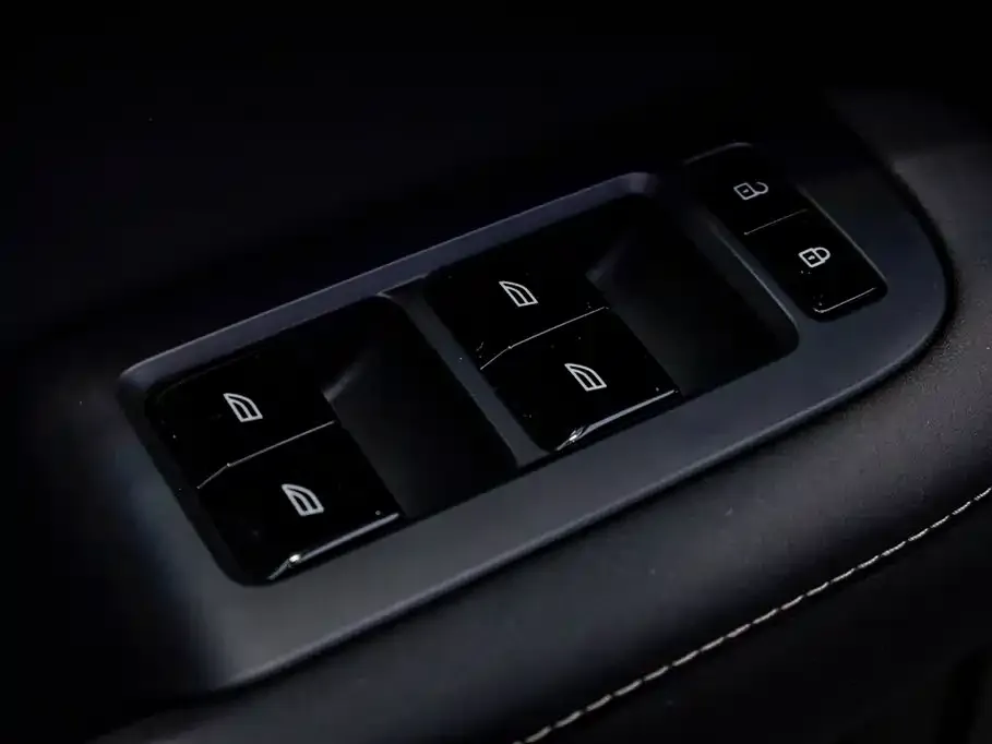 Volvo EM90 2024 из CN, фото 2