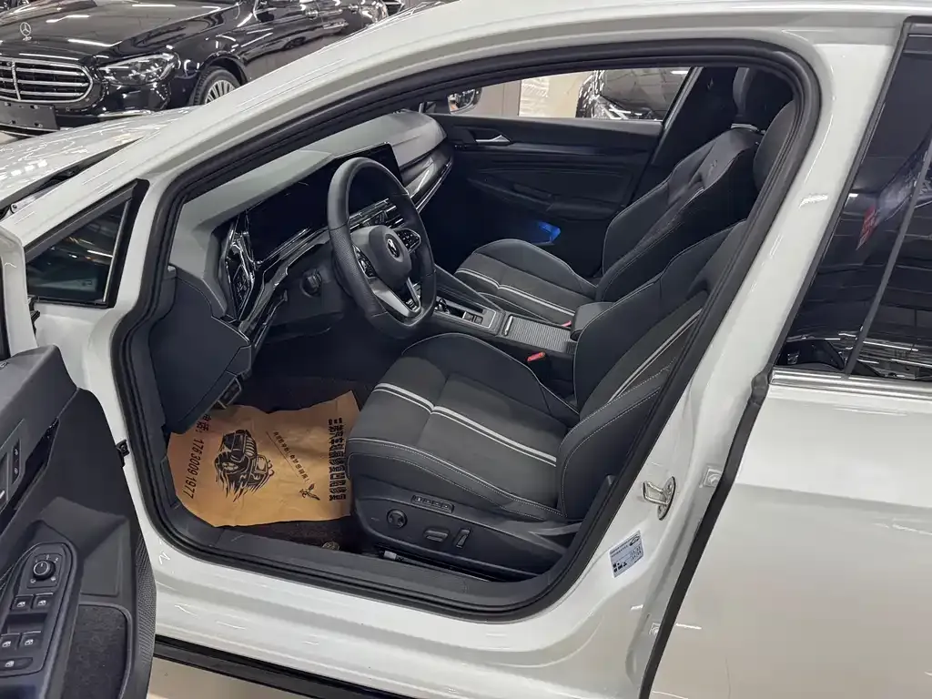Volkswagen Golf 2023 из CN, фото 4