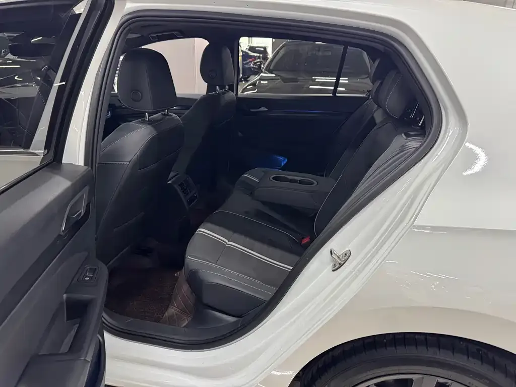 Volkswagen Golf 2023 из CN, фото 5