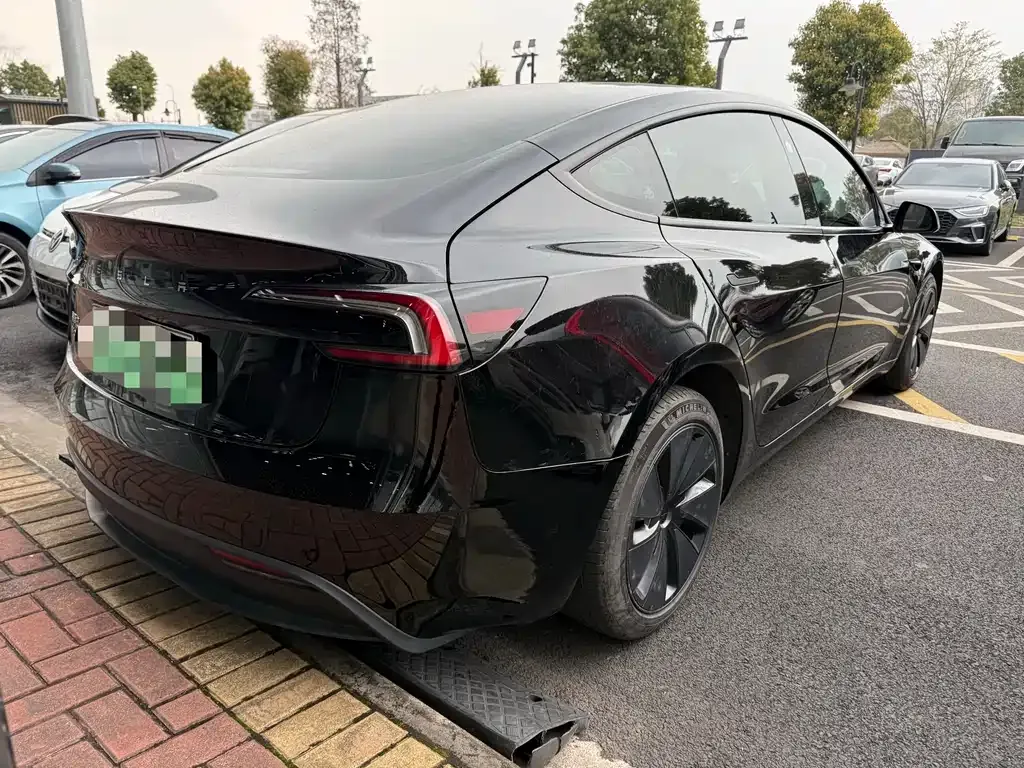 Tesla Model 3 — фото 3
