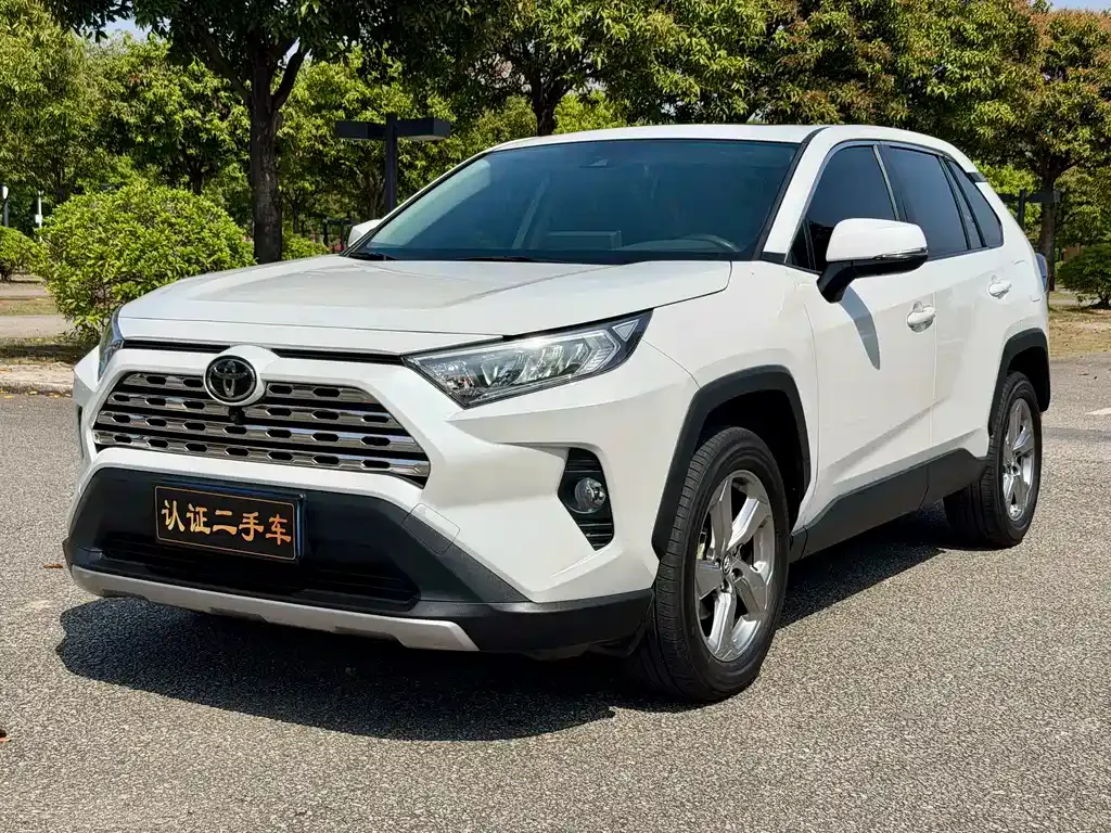 Toyota RAV4 — фото 1