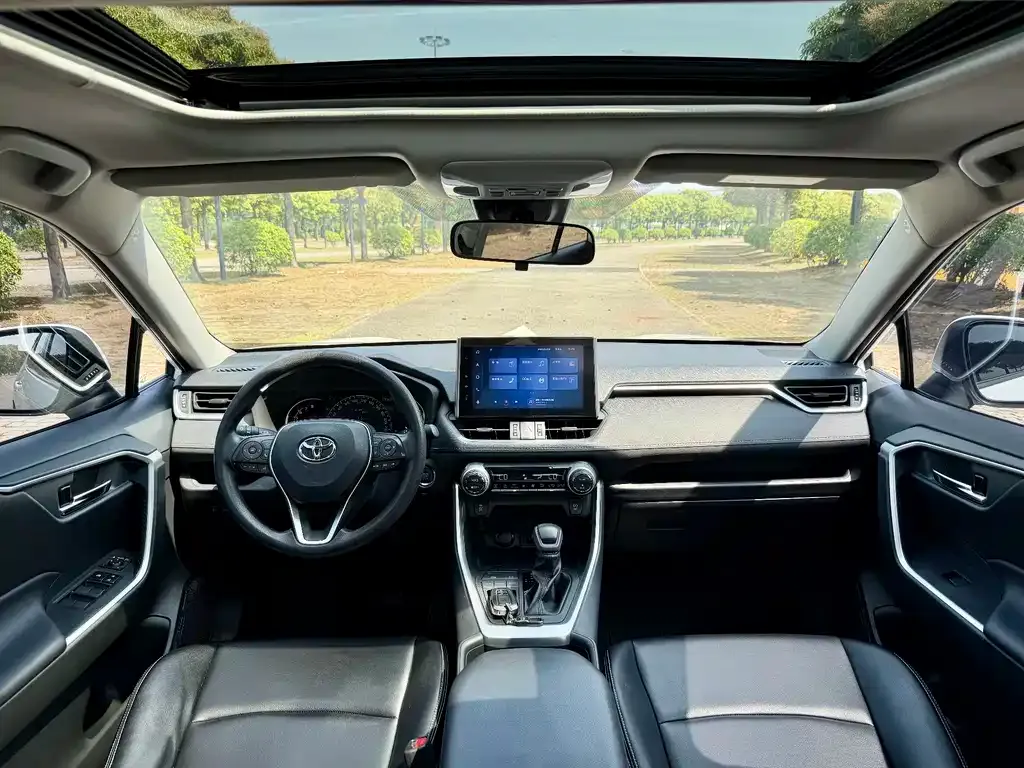 Toyota RAV4 — фото 6