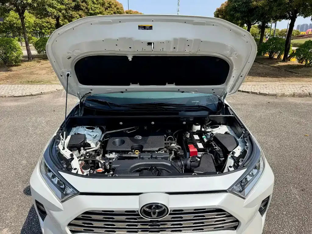 Toyota RAV4 — фото 8