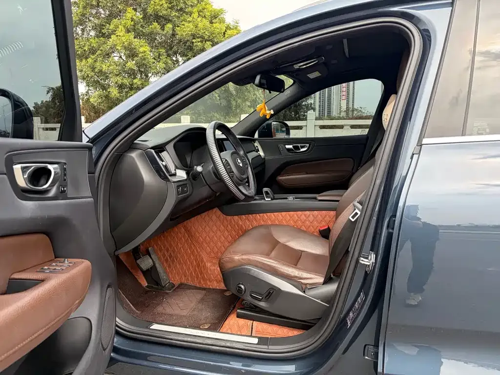 Volvo XC60 2021 из CN, фото 2