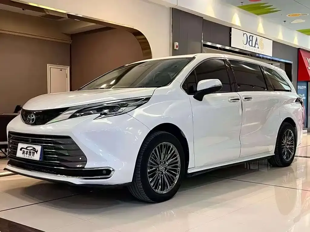 Toyota Sienna — фото 1