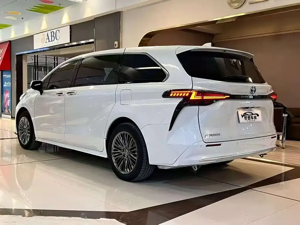 Toyota Sienna — фото 6