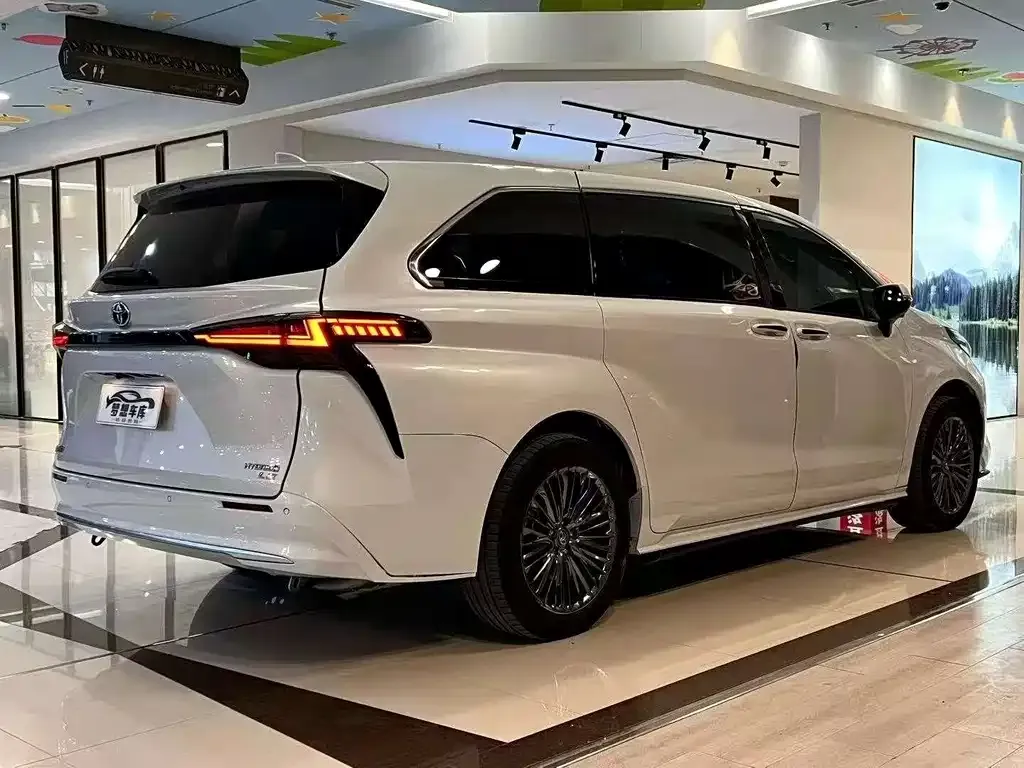 Toyota Sienna — фото 4