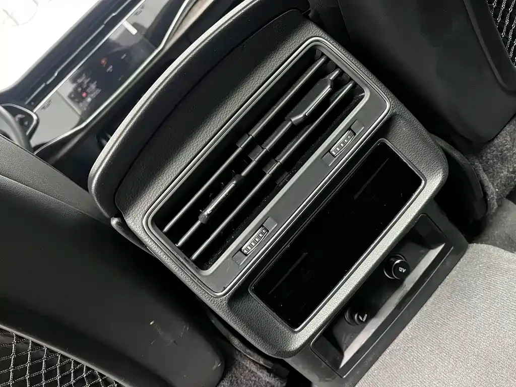 Audi Q7 2023 из CN, фото 9