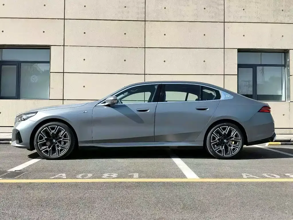BMW 5 Series 2025 из CN, фото 5