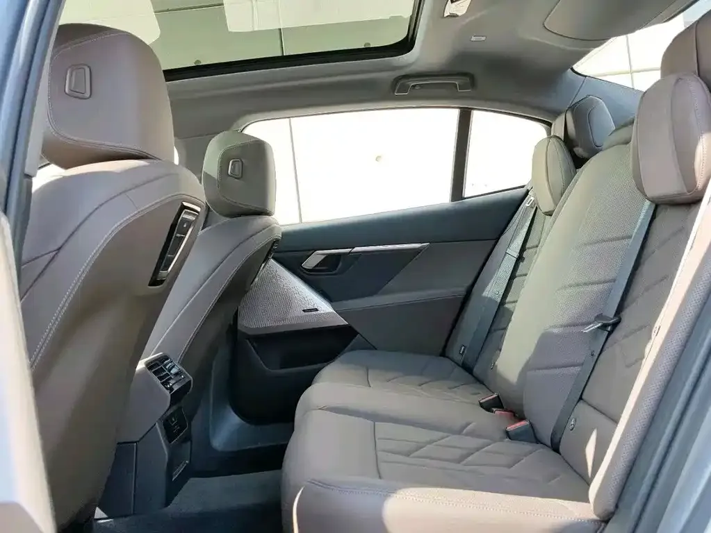 BMW 5 Series 2025 из CN, фото 3