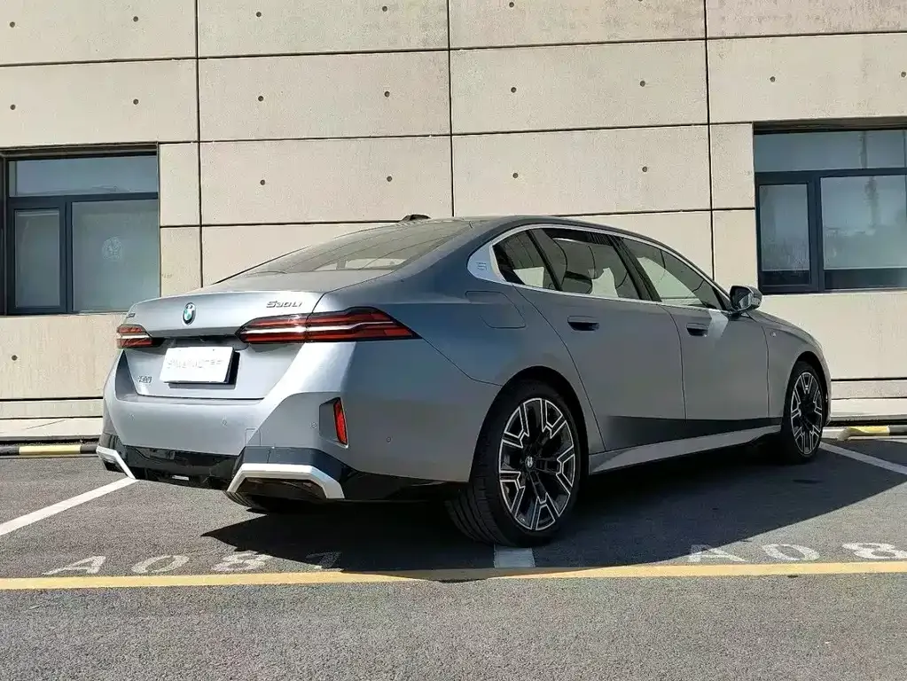 BMW 5 Series 2025 из CN, фото 9