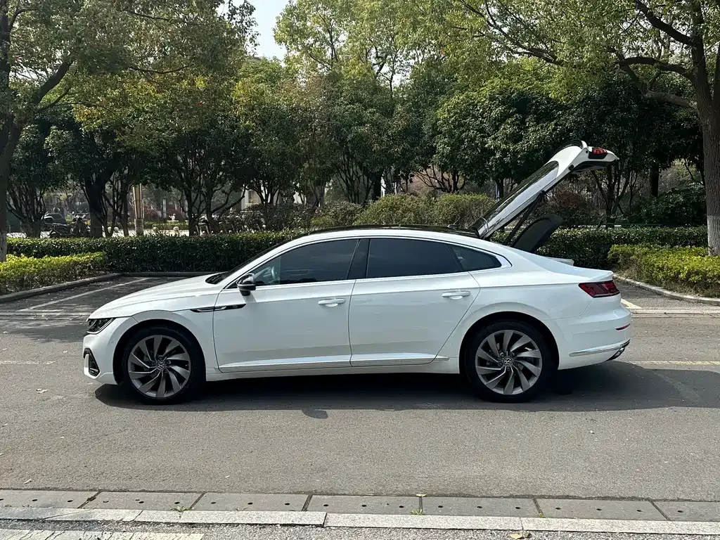 Volkswagen CC 2023 из CN, фото 2